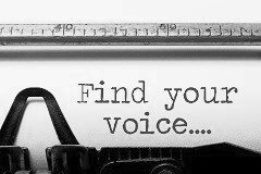 Text auf einer Schreibmaschine: 'Find your voice'