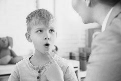 Junge bei einer Sprechübung